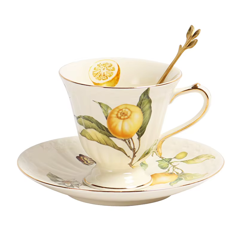 Ensemble de tasses à café et soucoupes au citron européen