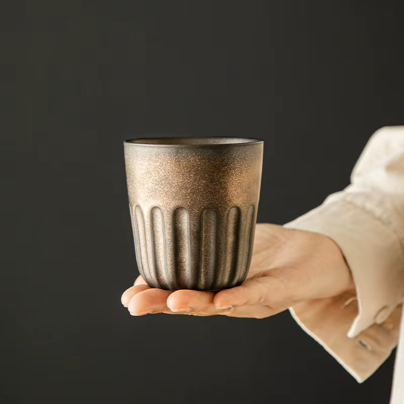 Tenir une tasse à café