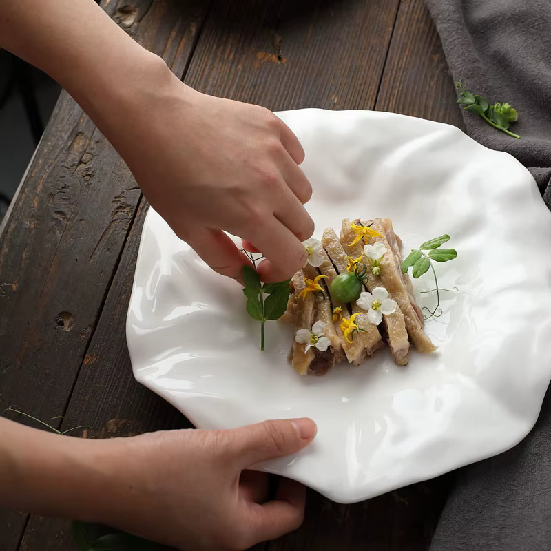Assiette Occidentale en Céramique Blanche Irrégulière