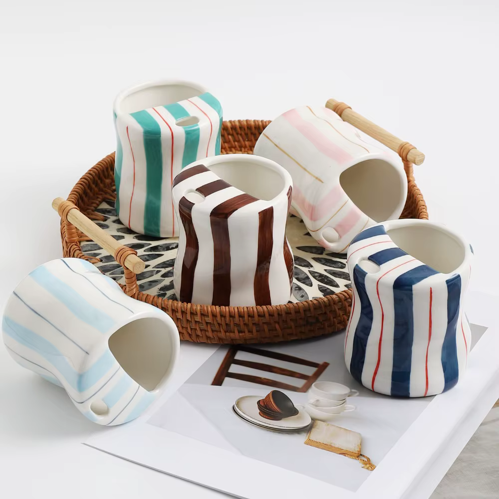 Tasses en céramique torsadées rayées avec trous pour pailles