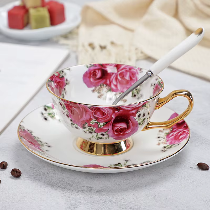 Ensemble de tasses et soucoupes à café