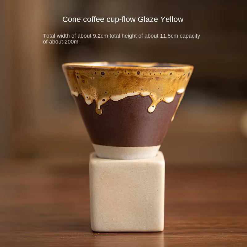 Tasse à café en poterie grossière avec base