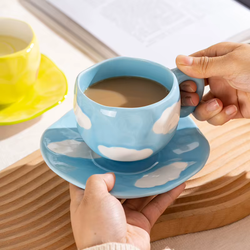 Tasse à café en céramique peinte à la main avec nuages de fleurs