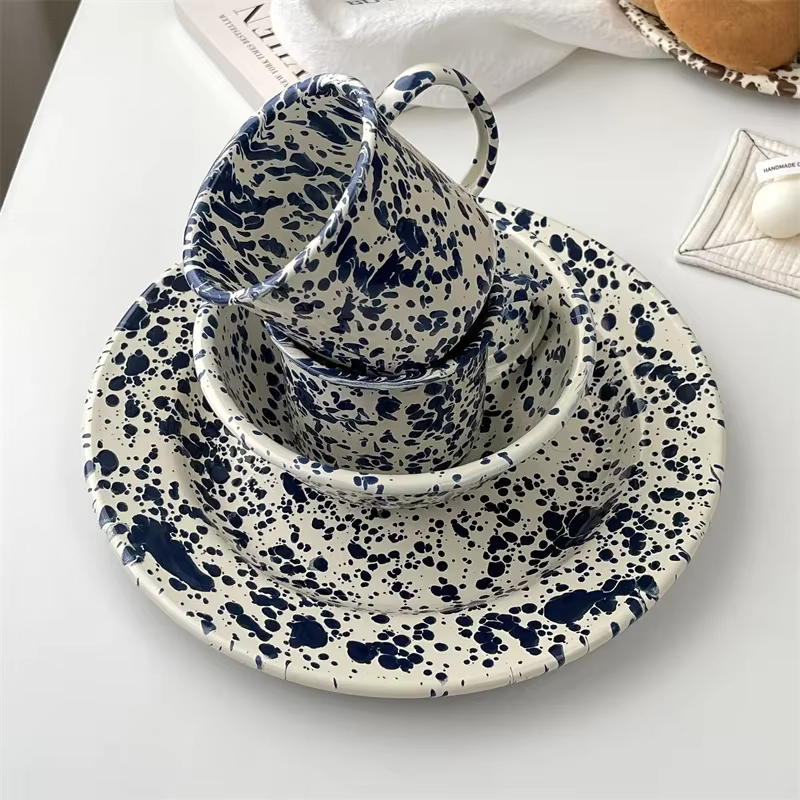 Plat rond bleu marine, vaisselle émail yaourt avoine