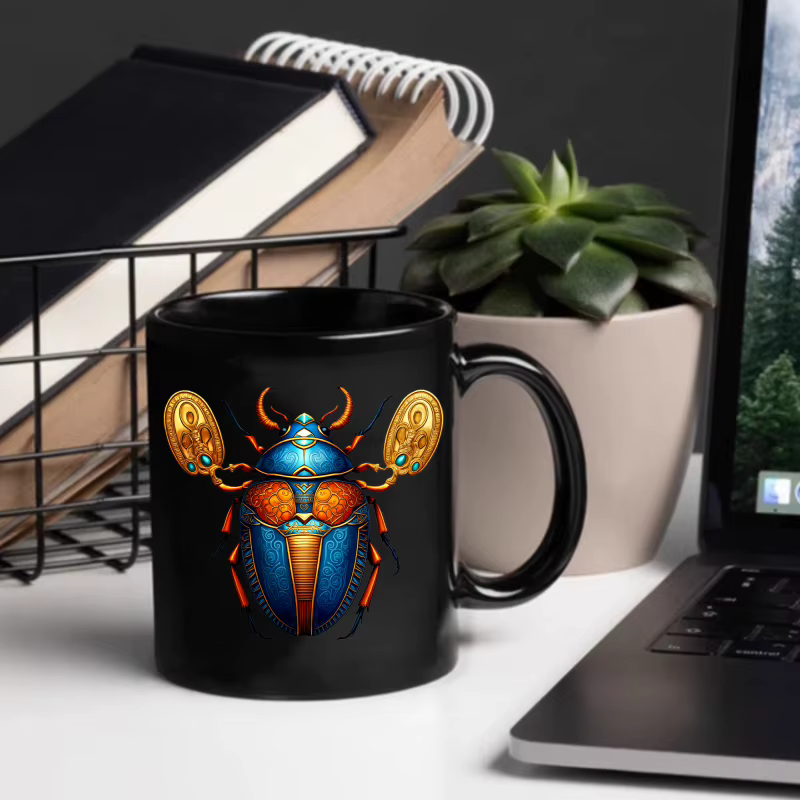 Tasse en céramique, design scarabée égyptien noir