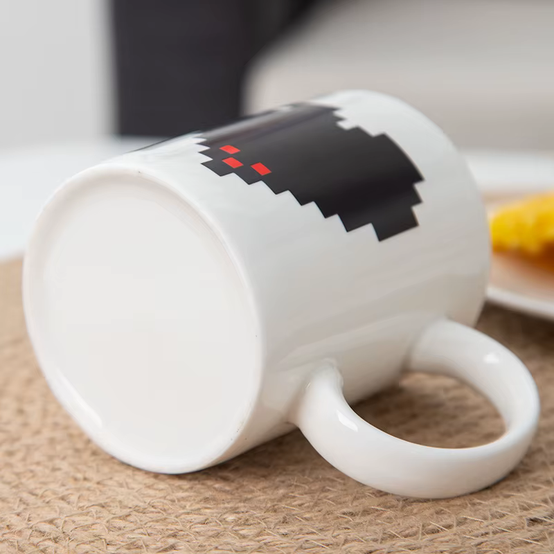 Tasse en céramique à changement de documents en forme de cœur de pêche