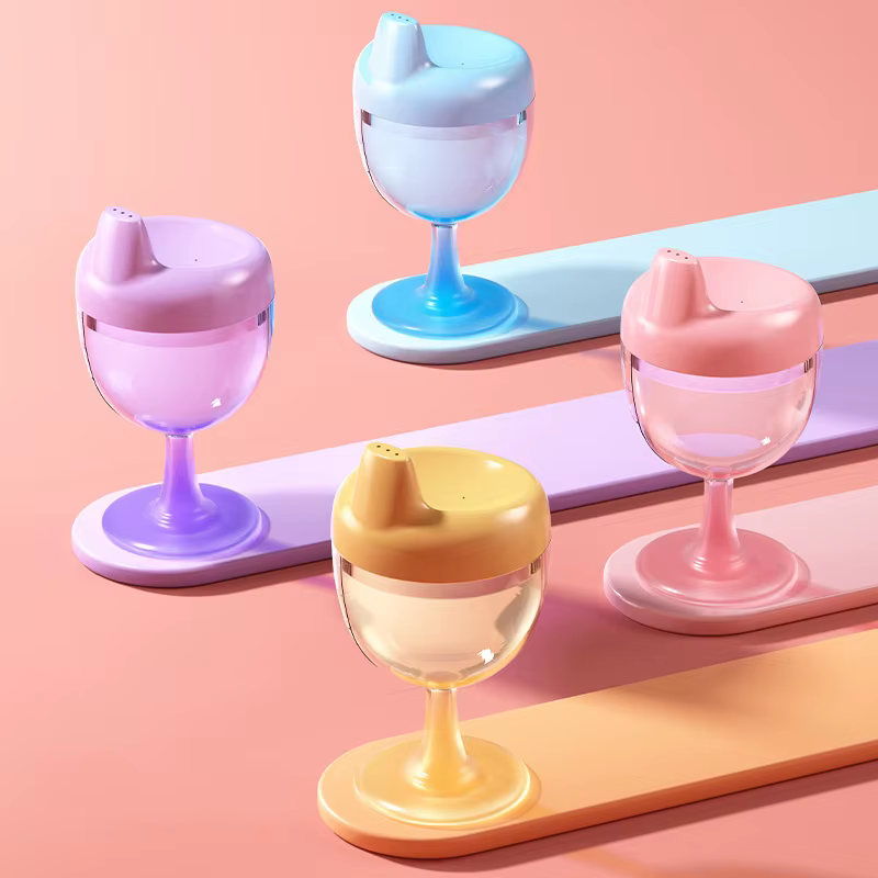 Gobelet à bec verseur en forme de verre à vin