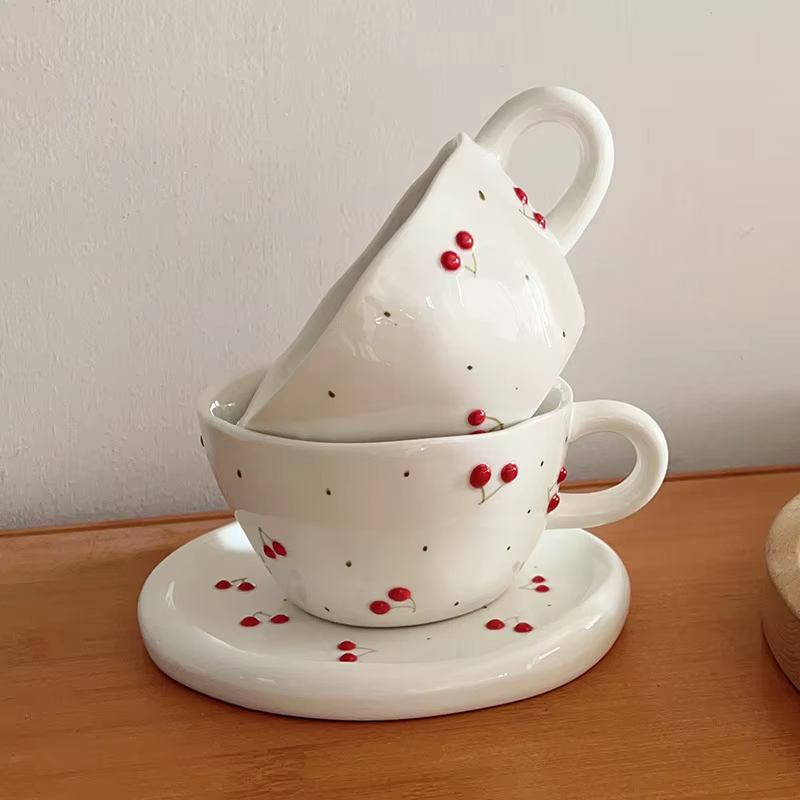 Ensemble de tasses en céramique à motif de cerises peintes à la main