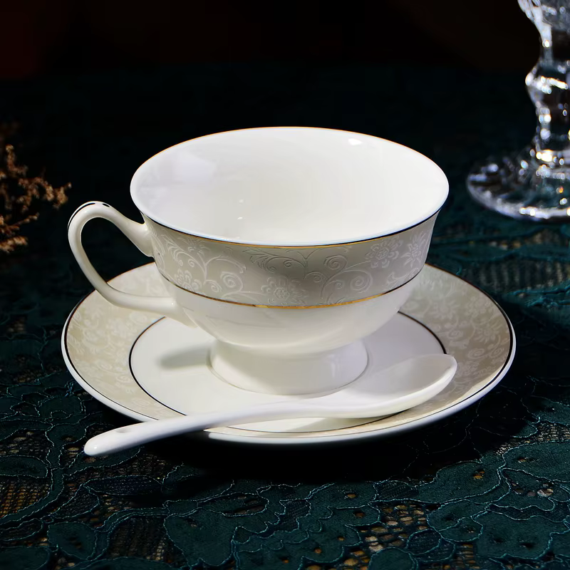 Tasse à café Royal Court et ensemble S/05 er avec bordure florale plaquée or