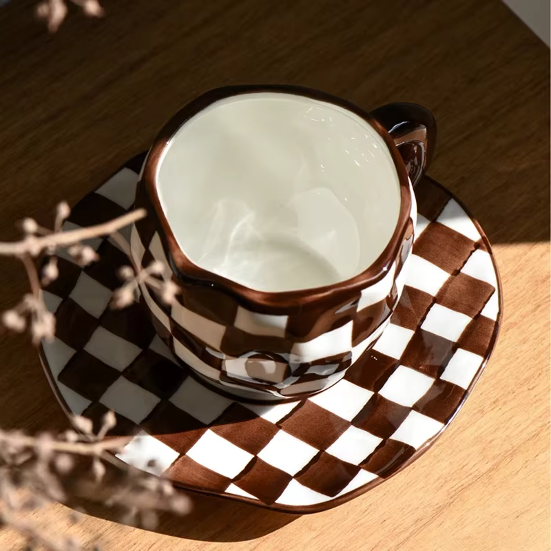Tasse à café en céramique damier malaxé à la main