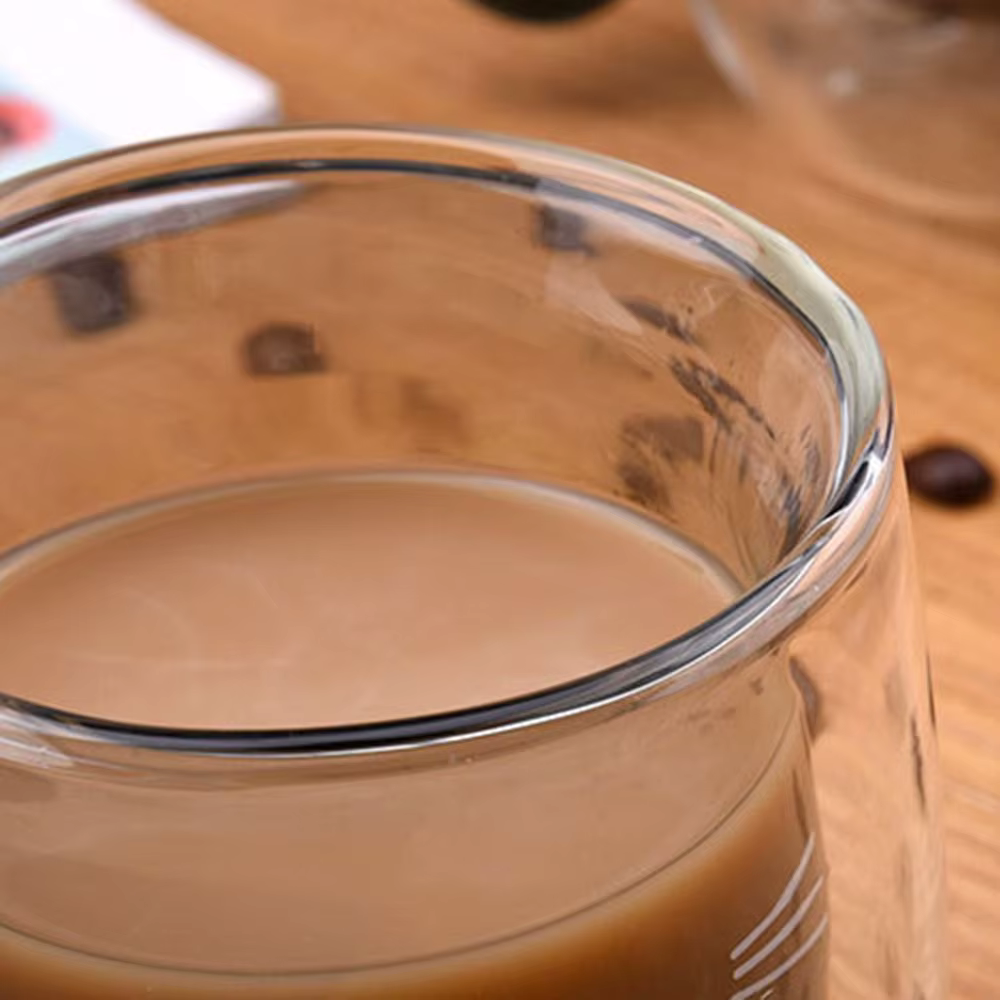 Tasses à café en verre isolées