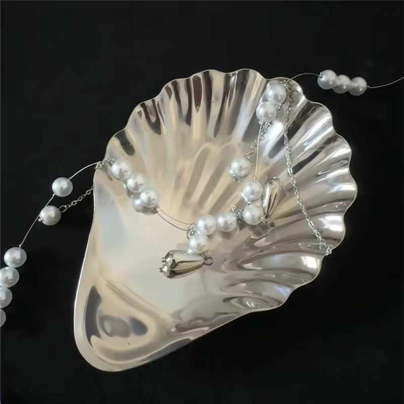 Assiette en acier inoxydable en forme de coquille
