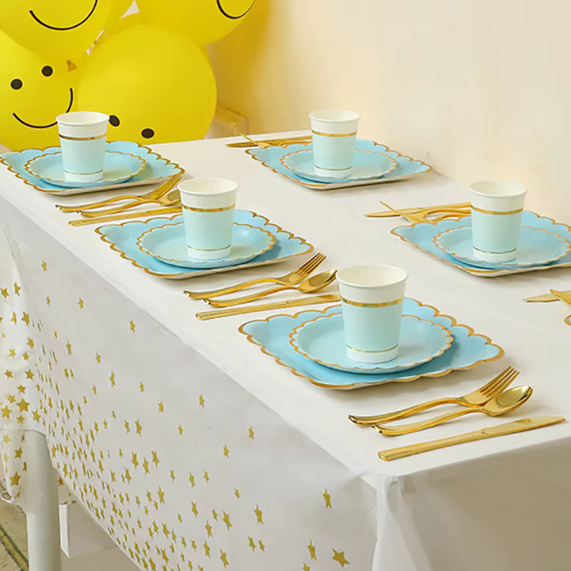 Assiettes jetables, accessoires pour fêtes