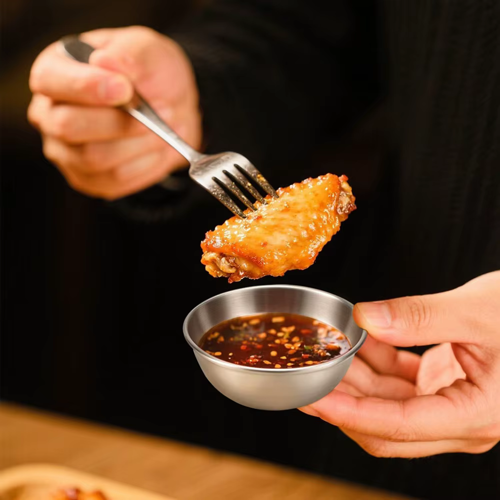 4 pièces de coupelles à sauce en acier inoxydable et 4 cuillères pour servir les apéritifs et les condiments