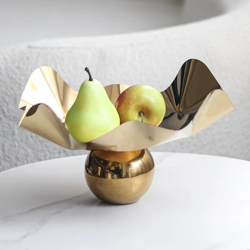 Assiette à fruits en métal doré sur pied
