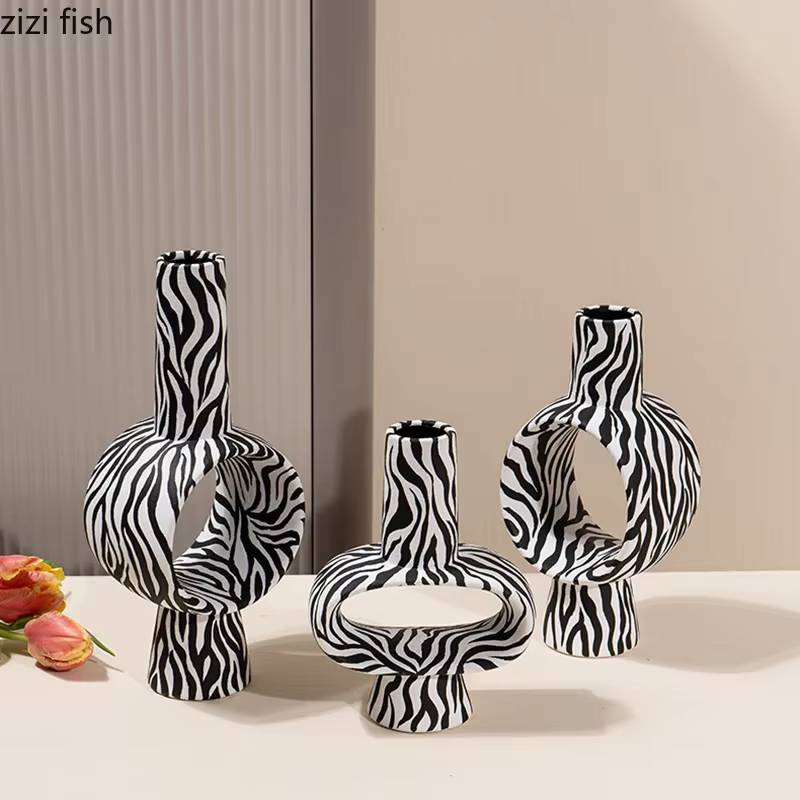 Vase en céramique à rayures zébrées