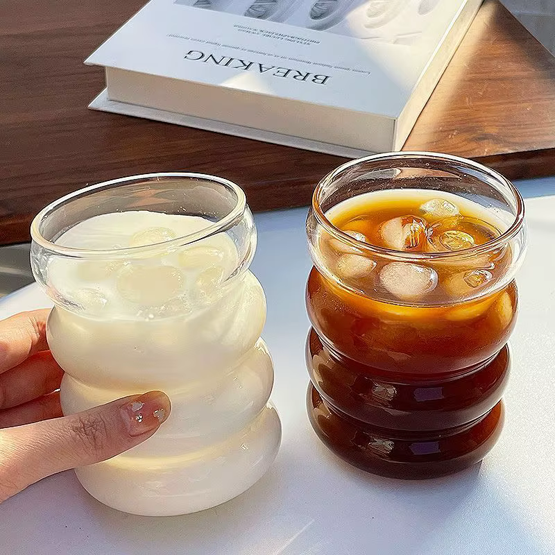 Verre à boire transparent en forme de vague créative