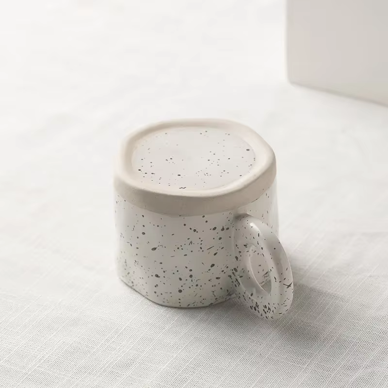 Tasse en céramique avec poignée en forme d'anneau