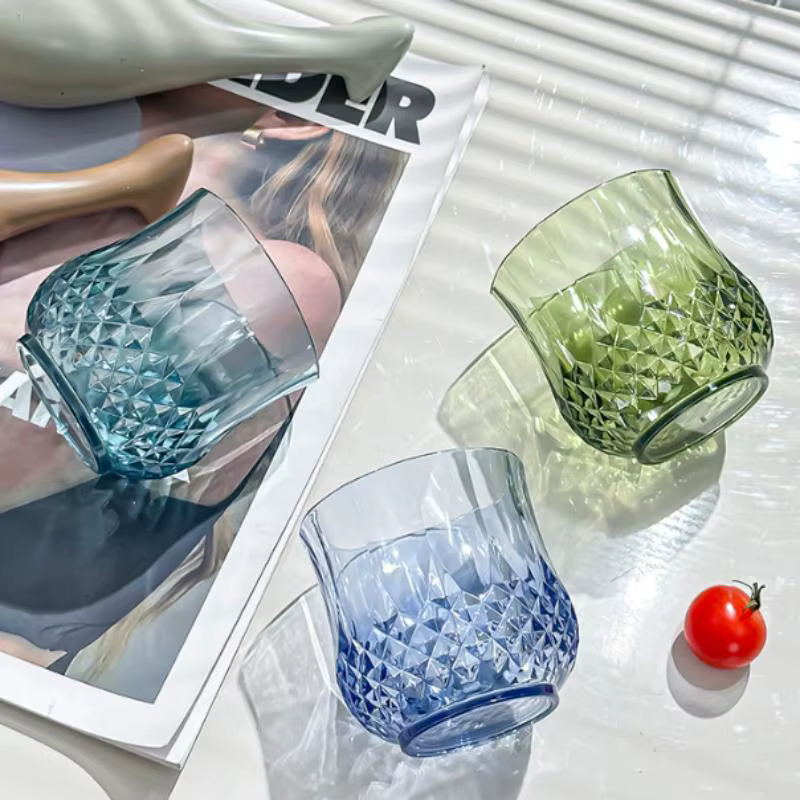 Verres à vin en plastique