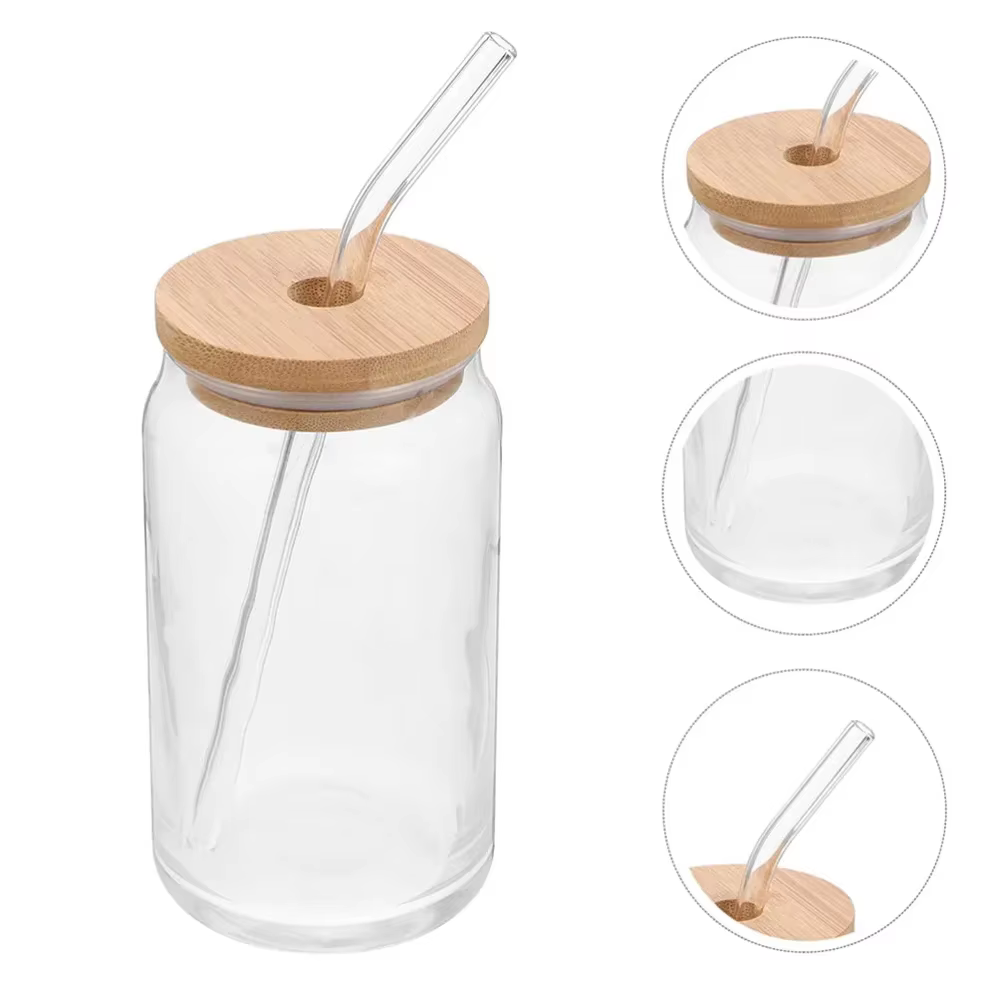 Tasses en verre avec couvercles et paille en bambou