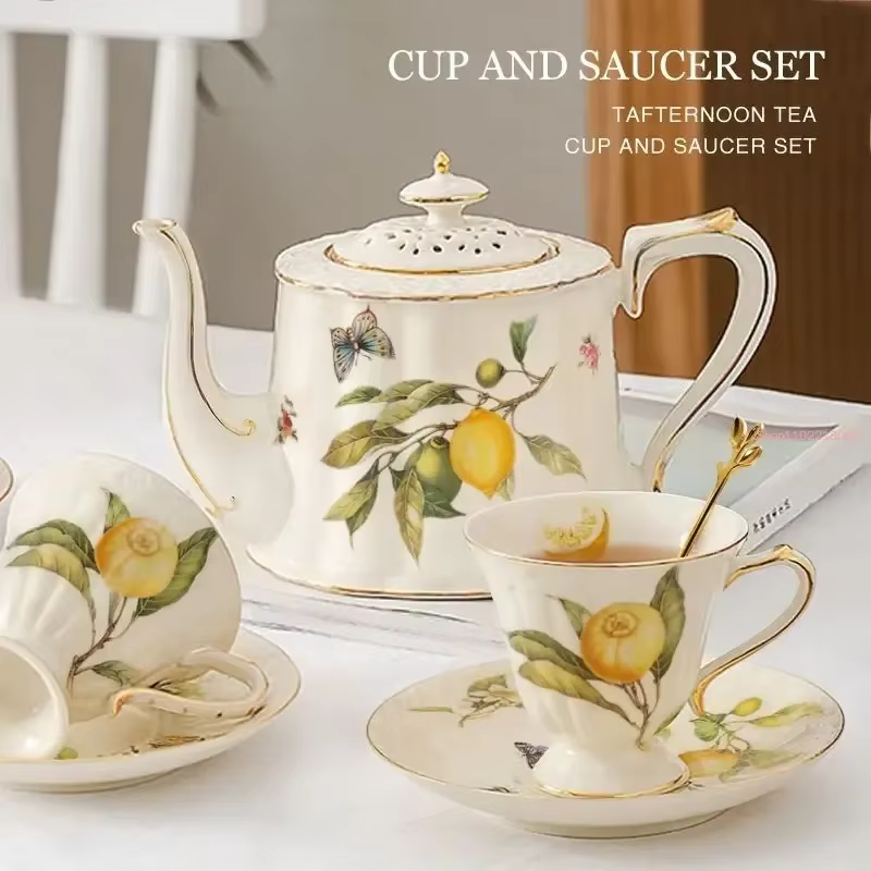 Ensemble de tasses à café en céramique avec assiette à dessert et cuillère