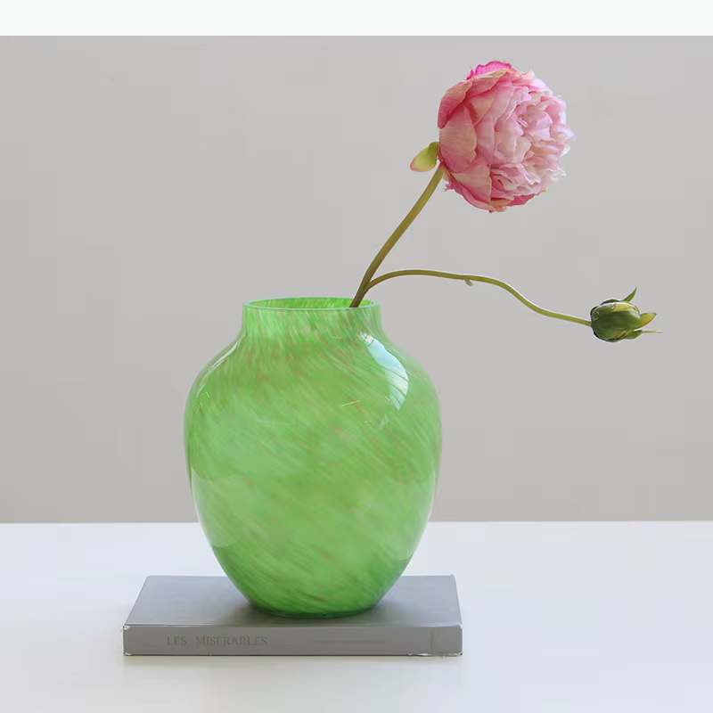 Vase en verre vert peint