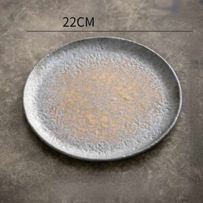 Assiette peu profonde à motif de marteau en grès