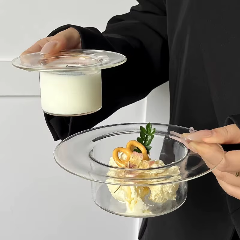 Verre en forme de chapeau de paille transparent