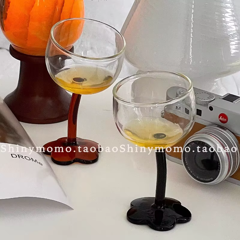 Tasse en verre à tige haute en forme de fleur mignonne faite à la main