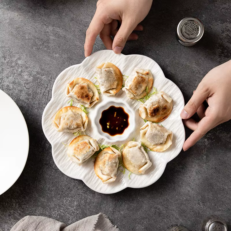 Assiette à raviolis en céramique blanche avec coupelle à vinaigre