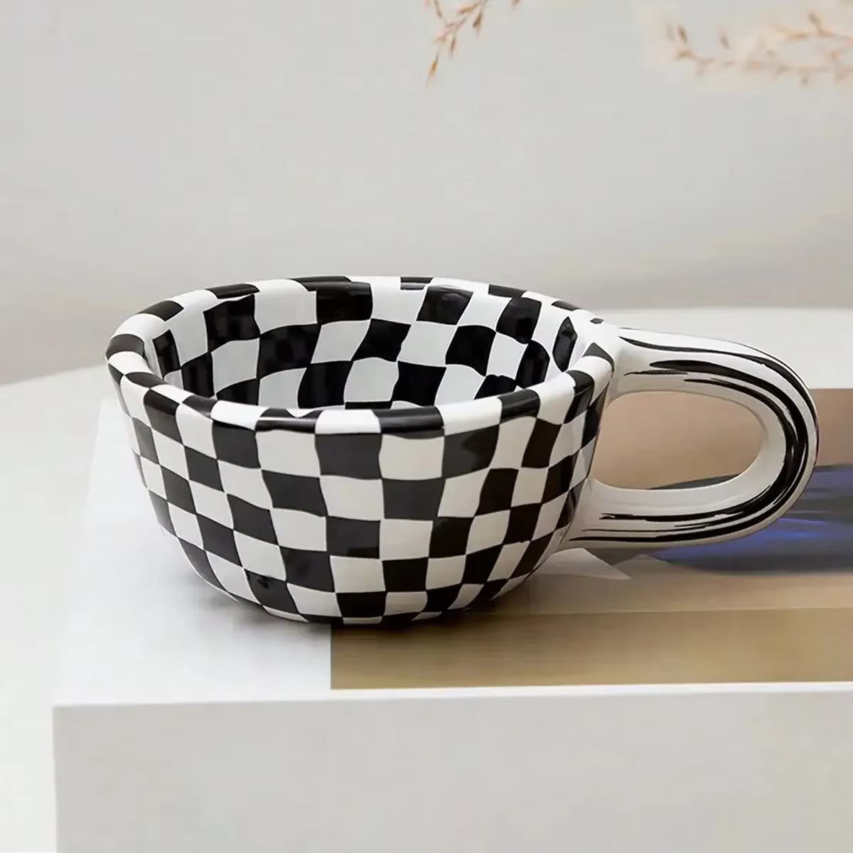 Tasse à café en céramique en damier