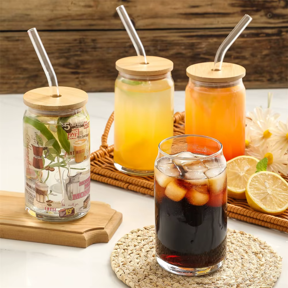 Tasse en verre transparent avec couvercle et paille