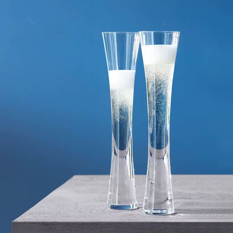 Flûte à champagne élégante en verre en forme de sablier