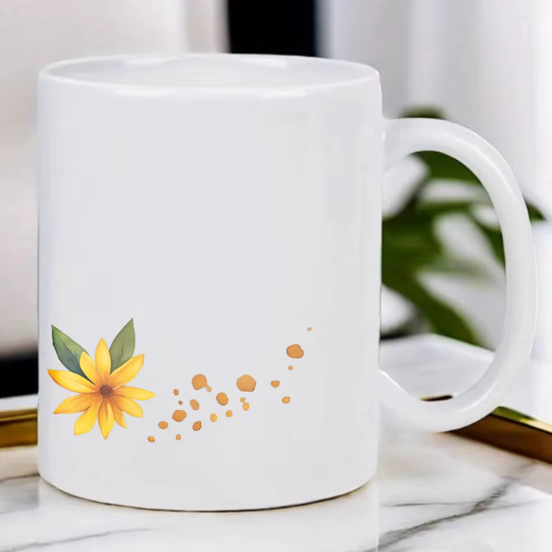 Tasse à café en céramique avec fleurs blanches et jaunes pour une pause