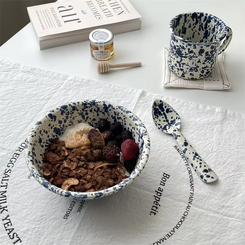 Plat rond bleu marine, vaisselle émail yaourt avoine