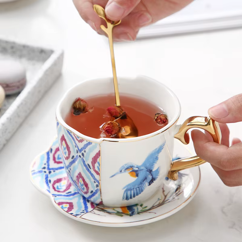 Ensemble de tasses et soucoupes à café et thé de l'après-midi rétro européen