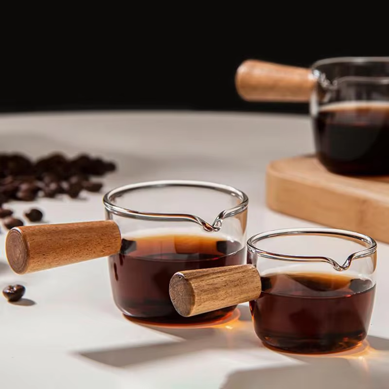 Tasse à café en verre avec manche en bois
