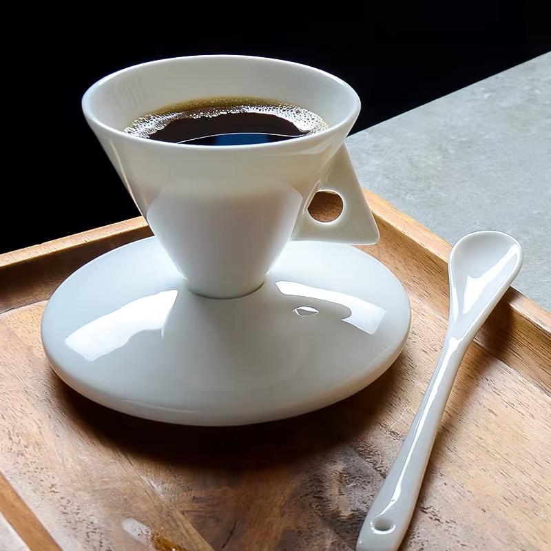 Ensemble de tasses à café et soucoupes fabriquées à la main en porcelaine d'os avec cuillère expresso partager