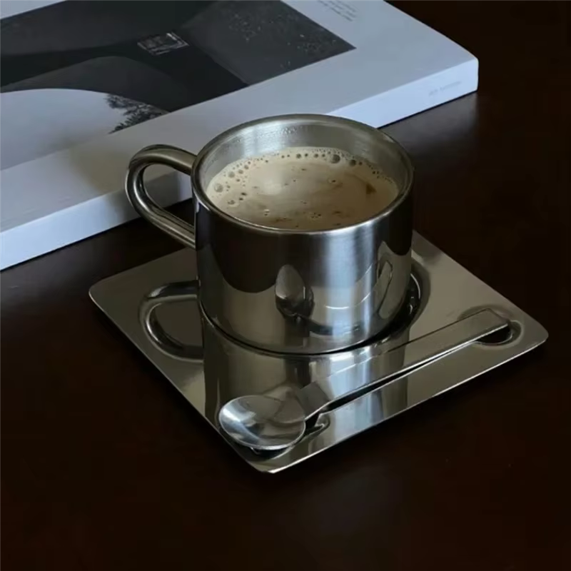 Ensemble de tasses à café avec cuillère