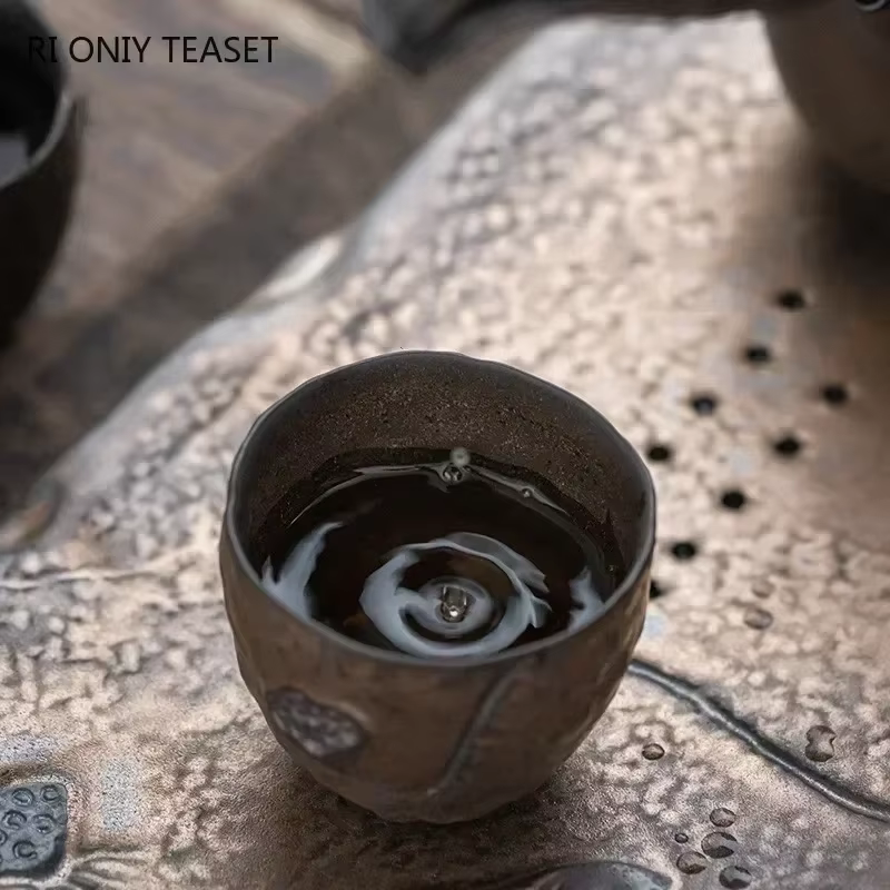 Tasse à thé dorée en poterie traditionnelle japonaise
