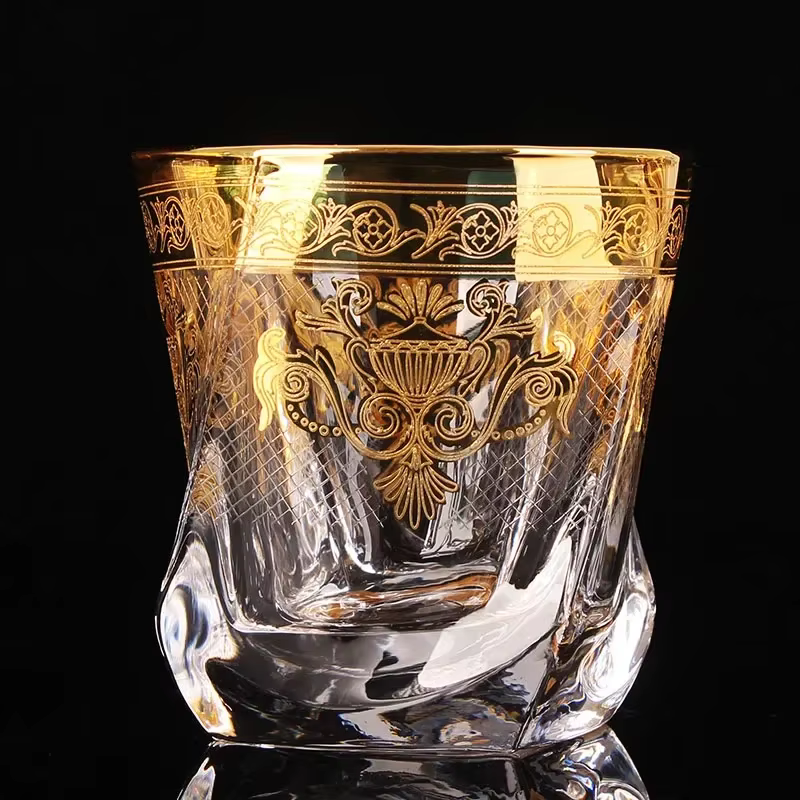 Verre en cristal de style palais avec ligne dorée