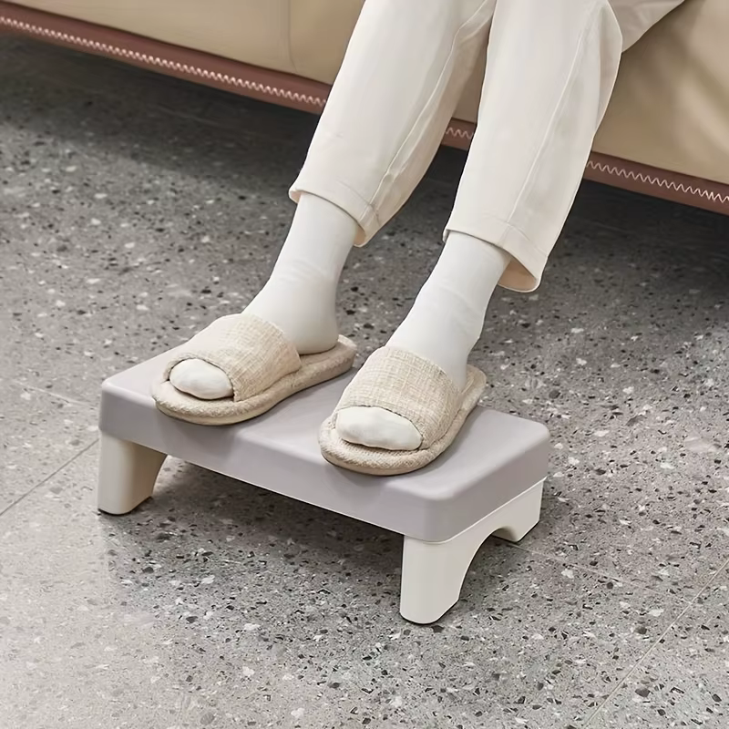 Repose-pieds ergonomique en PP pour bureau. Convient sous le bureau, à utiliser au travail, au canapé et à l'étude. Confortable et peu encombrant.