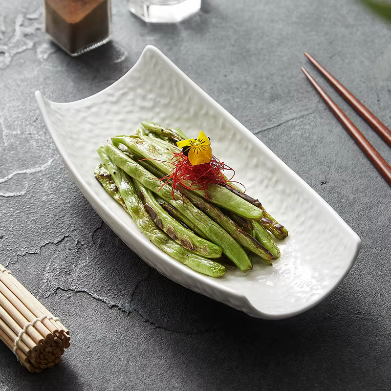 Filles à salade de légumes en céramique blanche