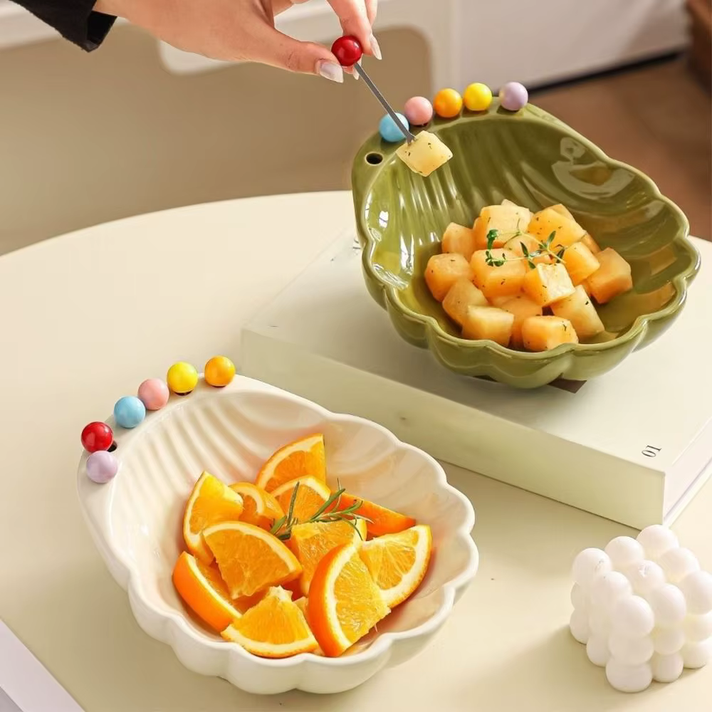 Assiette à fruits en céramique avec fourchette