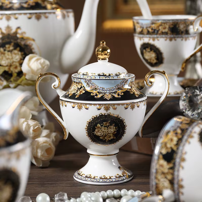 Ensemble de tasses à café et soucoupes en porcelaine
