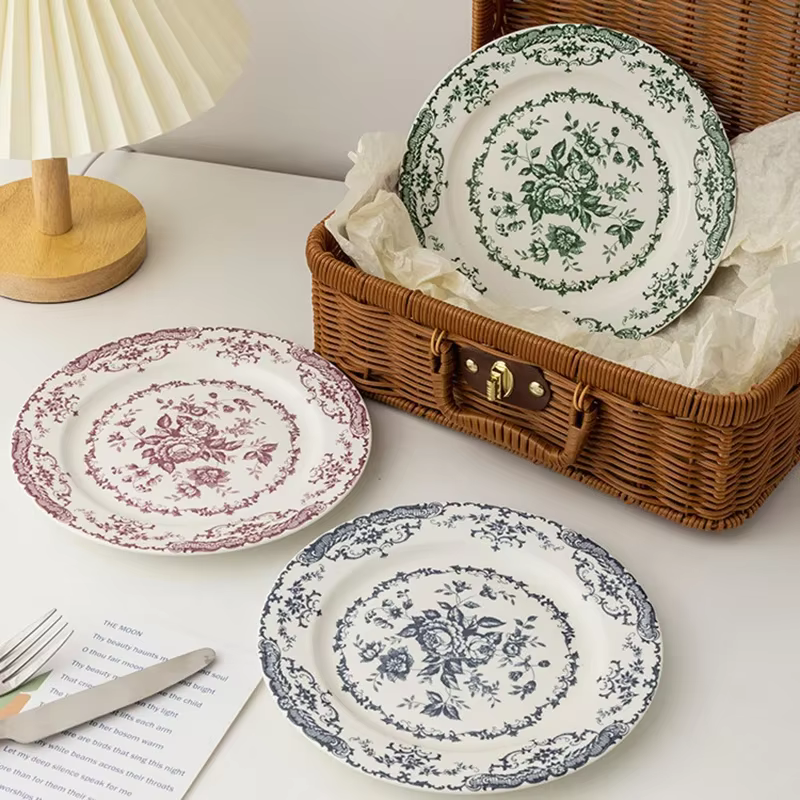 Assiette en céramique rose vintage française