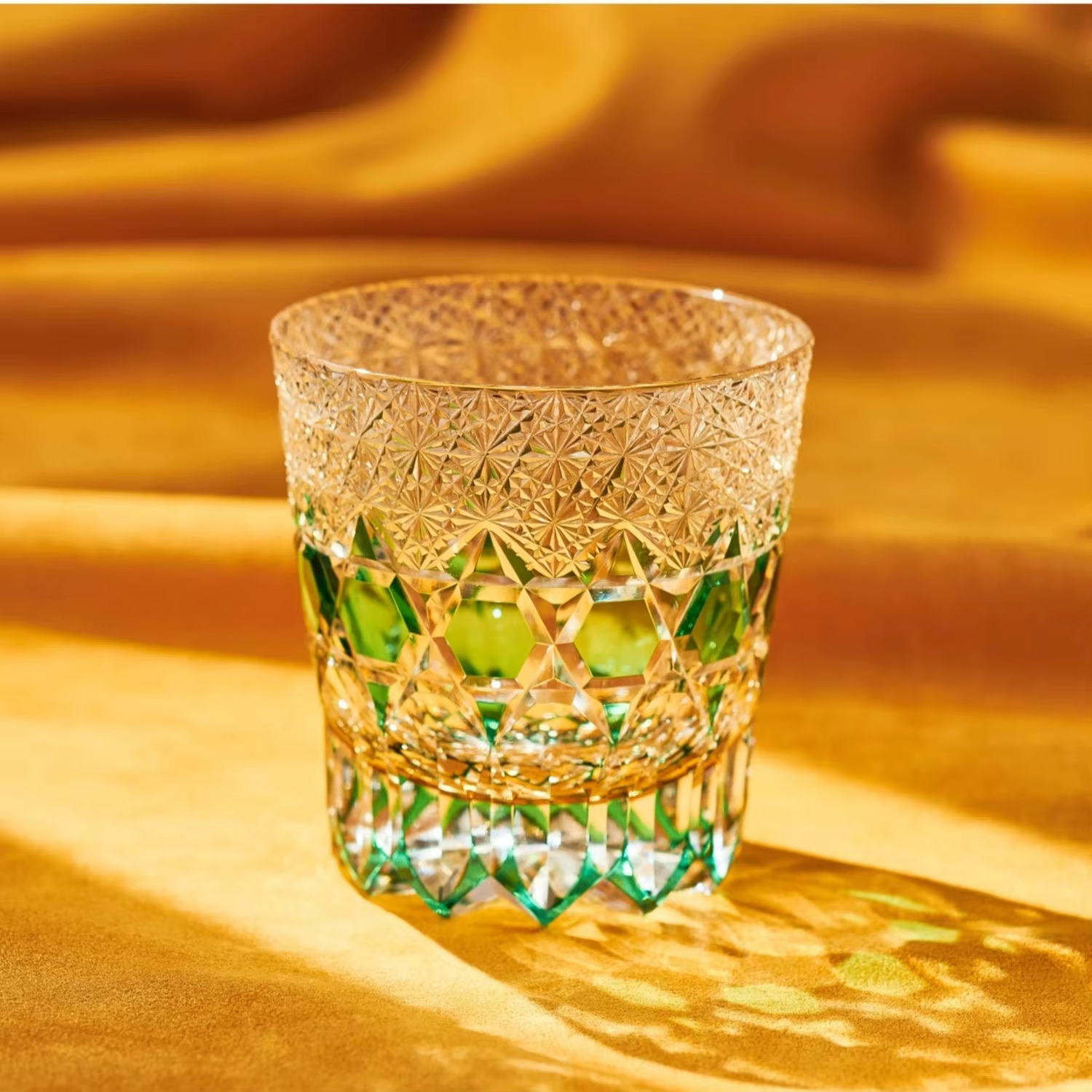 Verre à vin en Fluorite avec cristaux de couleur haut de gamme