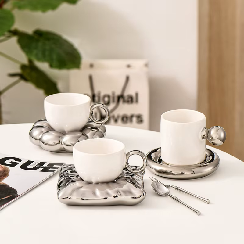 Tasse en céramique argentée de luxe légère