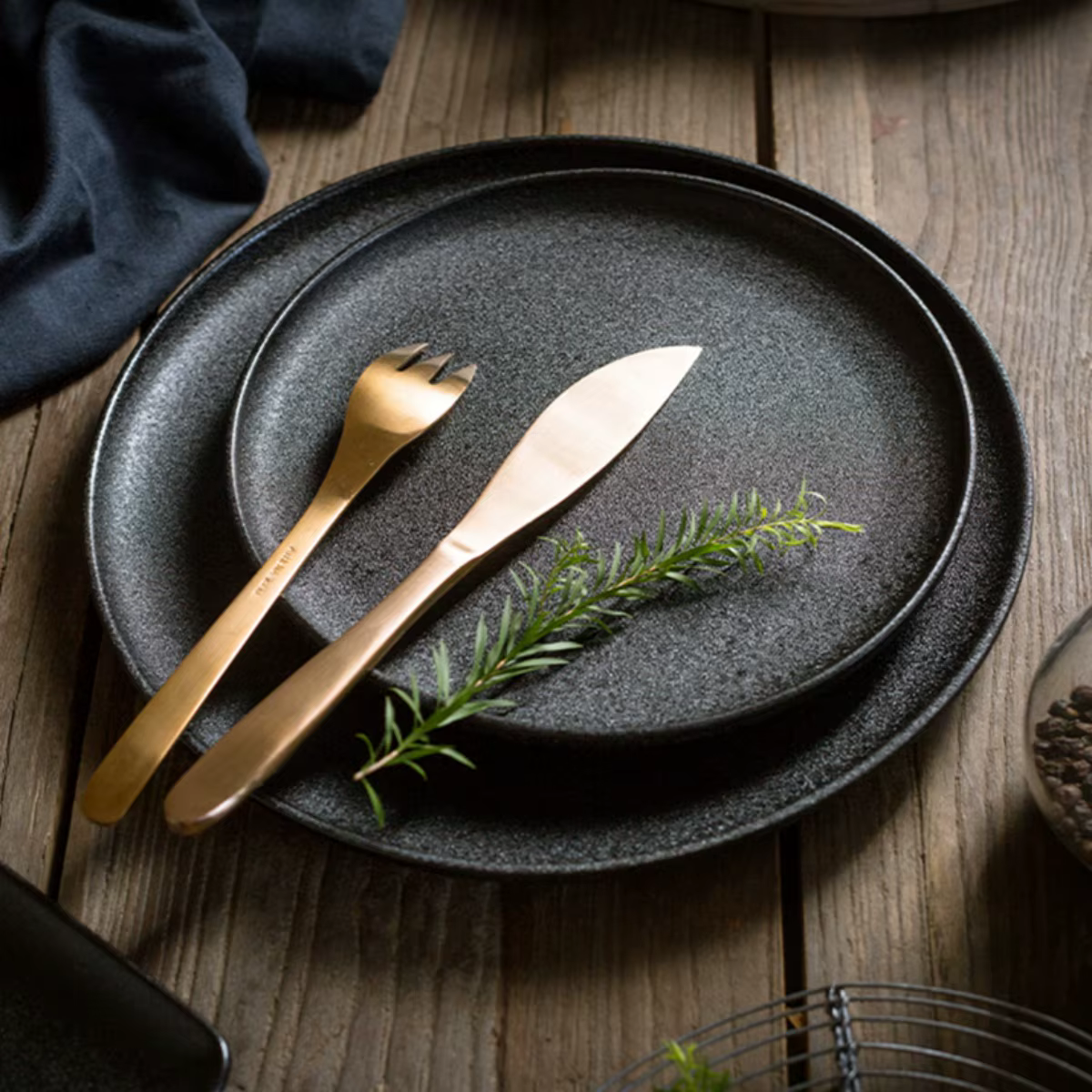 Ensemble d'assiettes noires en céramique pour la maison