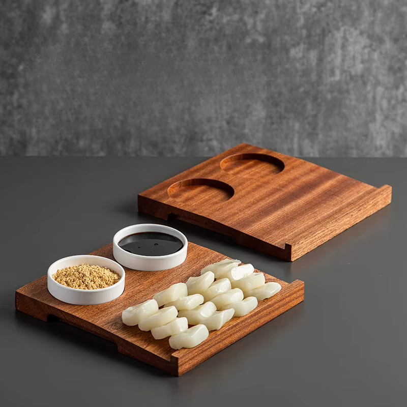 Plateau en bois de gâteau de riz de nourriture froide de style coréen